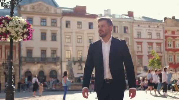 Cítím Uvolněně Elegantní Zkušený Dospělý Kavkazský Podnikatel Obleku Prochází Ulici — Stock video