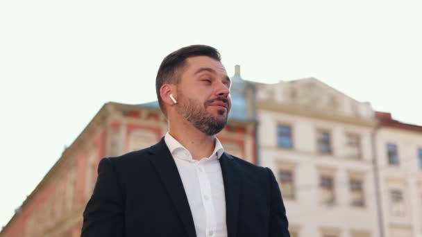 Zblízka Kavkazský Vousatý Podnikatel Stojící Ulici Dávat Sluchátka Uším Zatímco — Stock video