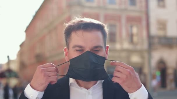 Een Jonge Blanke Zakenman Met Een Medisch Masker Die Naar — Stockvideo