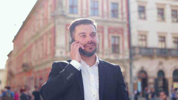 Detailní Portrét Veselého Bělocha Profesionála Stojící Městě Mluvící Smartphonu Hezký — Stock video