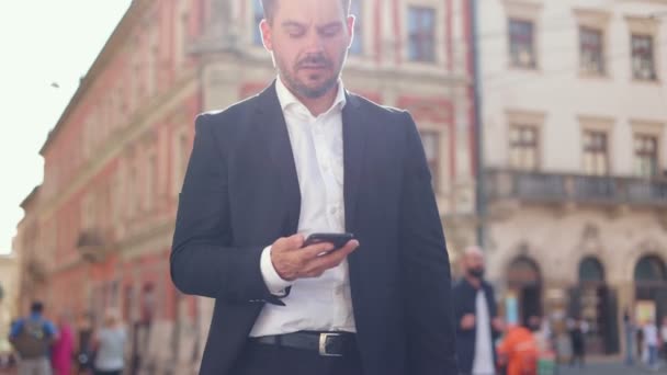 Ritratto Ravvicinato Allegro Maschio Caucasico Professionale Piedi Città Parlando Smartphone — Video Stock