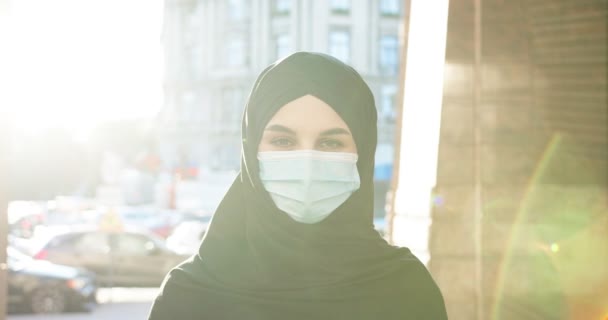 Νεαρή Μουσουλμάνα Άραβας Που Φοράει Μαντήλι Χιτζάμπ Κοιτάζει Την Κάμερα — Αρχείο Βίντεο