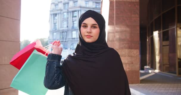 Mulher Islã Feliz Vestindo Muçulmano Hijab Preto Fazendo Compras Shopping — Vídeo de Stock