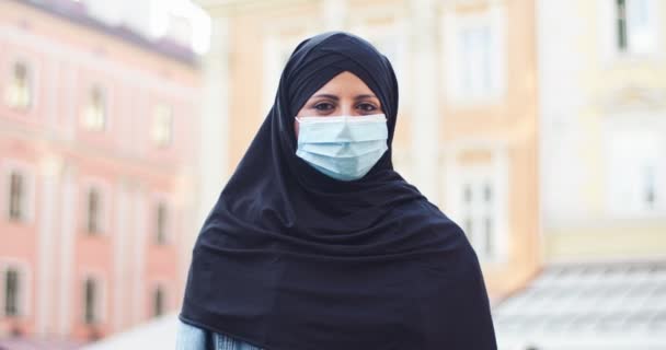 Muslim Berwajah Menarik Berdiri Jalan Dan Melihat Kamera Wanita Arab — Stok Video