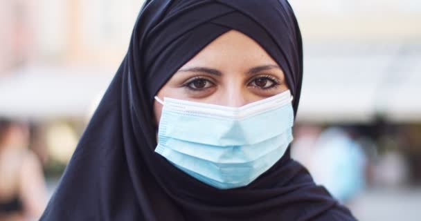 Potrairt Mujer Musulmana Bonita Vistiendo Hijab Escondiendo Cara Aire Libre — Vídeo de stock