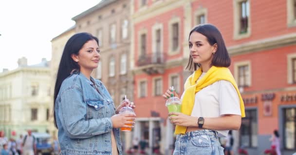 Dua Wanita Cantik Berjalan Jalan Minum Minuman Koktail Luar Ruangan — Stok Video