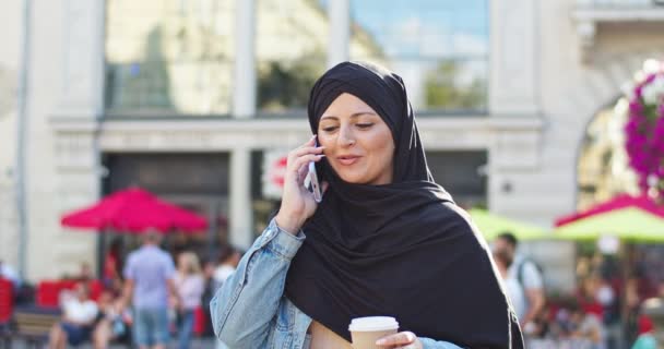 Adulto Árabe Feminino Vestindo Hijab Andando Rua Falando Celular Mulher — Vídeo de Stock