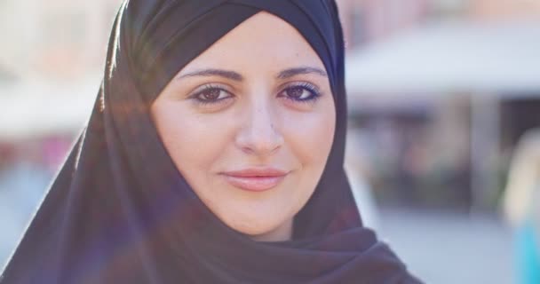 Portret Pięknej Arabki Zasłoniętą Głową Spoglądającej Kamerę Uśmiechniętej Dorosła Muzułmanka — Wideo stockowe