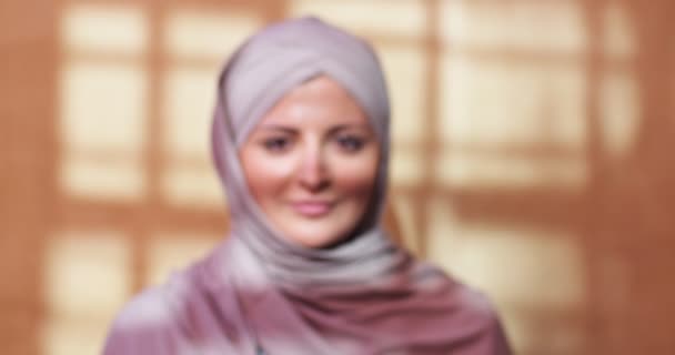 Portret Przystojnej Arabki Stojącej Pustym Słonecznym Pomieszczeniu Dorosła Muzułmanka Ubrana — Wideo stockowe