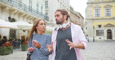 Beyaz erkek ve kadın öğrenciler şehir caddelerinde yürüyüp birbirleriyle konuşuyorlar. Akıllı telefonu tutan ve dinleyen bir kıza hikaye anlatan yakışıklı bir adam. Arkadaşlık kavramı.