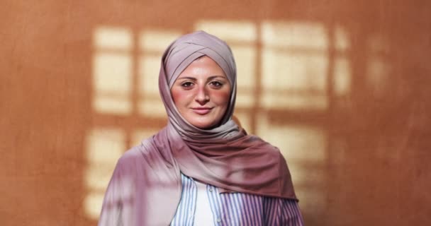 Retrato Mulher Árabe Bonita Cabeça Velamento Com Cachecol Casa Mulher — Vídeo de Stock
