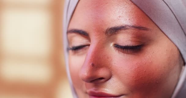 Боковой Вид Араба Карими Глазами Помещении Крупный План Привлекательной Мусульманской — стоковое видео