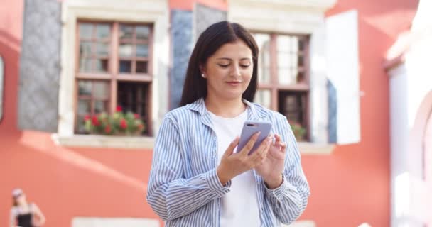 Mujer Guapa Usando Smartphone Enviando Mensajes Amigos Enviando Mensajes Señora — Vídeo de stock