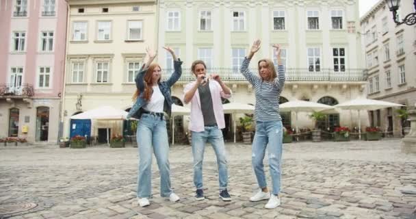 Bir Grup Genç Öğrenci Iyi Vakit Geçiriyorlar Eğleniyorlar Müzik Dinliyorlar — Stok video