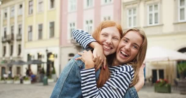 Dwie Młode Dziewczyny Przytulają Się Przytulają Patrzą Kamerę Ulicy Mieście — Wideo stockowe