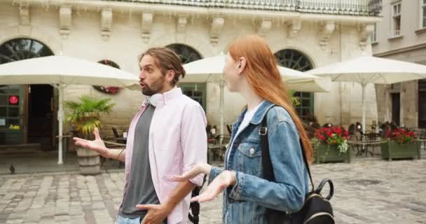 Fiatal Fiú Lány Sétálnak Utcán Szembenéznek Barátnőjükkel Kaukázusi Pár Beszél — Stock videók