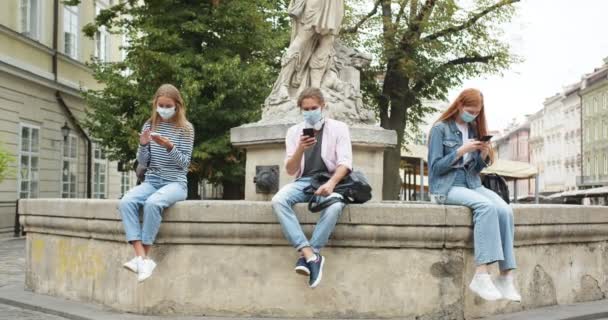 Tre Giovani Studenti Sesso Maschile Femminile Seduti Sulla Panchina Della — Video Stock