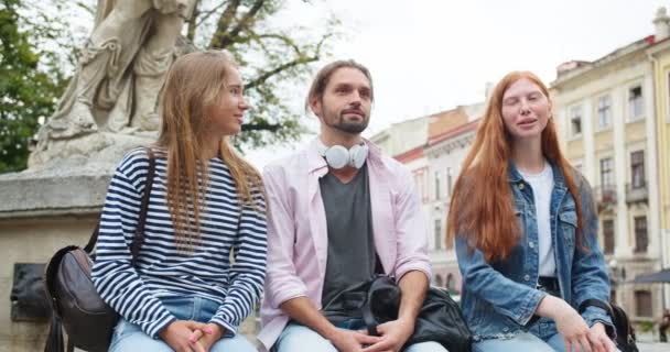 Najlepsi Przyjaciele Kaukazu Siedzą Ławce Rozmawiają Mieście Młodzi Studenci Rozmawiają — Wideo stockowe