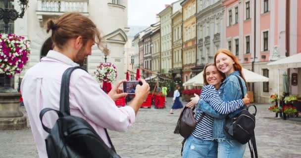 Kaukascy Przyjaciele Turyści Spacerują Robią Zdjęcia Smartfonie Młody Facet Filmujący — Wideo stockowe