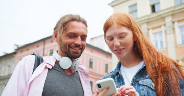 Çekici Kızıl Saçlı Kadın Erkek Arkadaşına Şarkı Tavsiye Ediyor Kasabadaki — Stok video