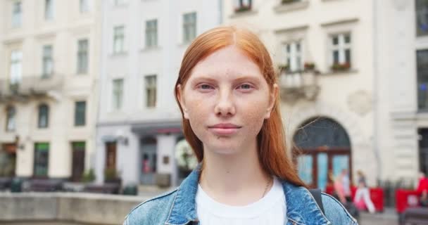 Ung Rödhårig Kvinna Jeansjacka Stående Gatan Stan Porträtt Vit Kvinna — Stockvideo