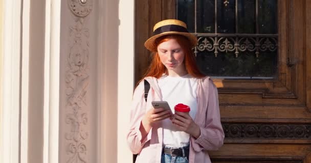 Πορτρέτο Του Όμορφη Κοκκινομάλλα Κορίτσι Φορώντας Καπέλο Στέκεται Κοντά Στην — Αρχείο Βίντεο