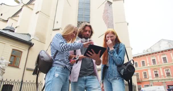 Jonge Vrouwelijke Mannelijke Studenten Met Tassen Die Straat Staan Gadget — Stockvideo