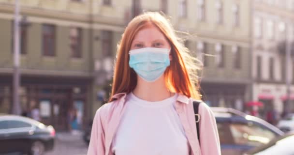 Egy Vörös Hajú Fehér Arcképe Orvosi Maszkban Utcán Állva Fiatal — Stock videók