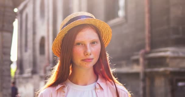 Retrato Una Chica Guapa Con Sombrero Parado Calle Soleado Día — Vídeos de Stock