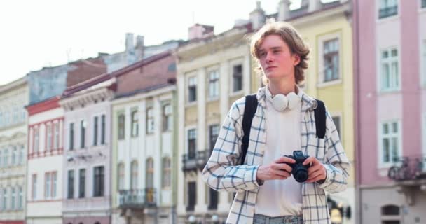 Jonge Mannelijke Fotograaf Met Rugzak Koptelefoon Straat Knappe Blanke Man — Stockvideo