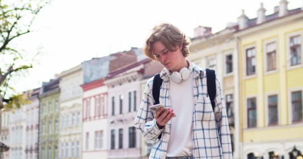 Кавказький Хлопець Який Переглядає Повідомлення Перевіряє Електронну Пошту Смартфоні Молодий — стокове відео