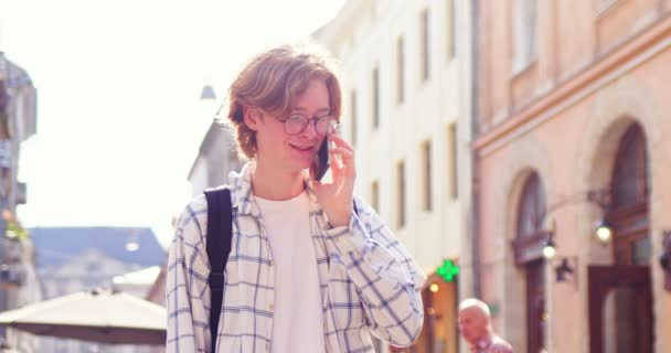 Młody Student Plecakiem Spacerujący Dzwoniący Przyjaciela Mieście Atrakcyjny Biały Facet — Wideo stockowe