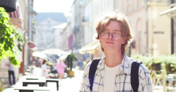 Uroczy Student Okularach Koszuli Kratę Chodzący Ulicą Portret Młodego Człowieka — Wideo stockowe