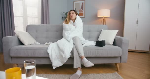 Młoda Chora Kobieta Siedząca Kanapie Kocu Mająca Gorączkę Domu Chorą — Wideo stockowe