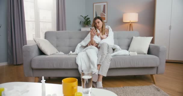 Nezdravá Mladá Běloška Horečkou Sedící Gauči Obývacím Pokoji Videochatující Smartphonu — Stock video