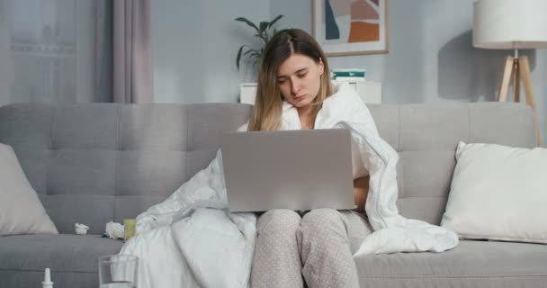 Biała Młoda Chora Kobieta Korzystająca Laptopa Siedząc Kanapie Kocu Czując — Wideo stockowe