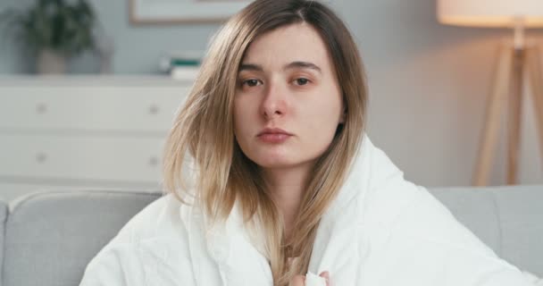 Portret Młodej Białej Źle Wyglądającej Chorej Kobiety Koronawirusem Patrzącej Kamerę — Wideo stockowe