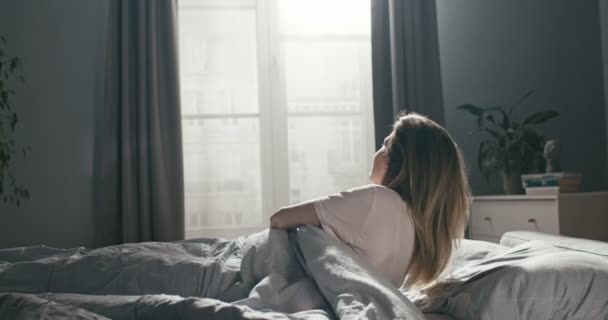 Mujer Joven Caucásica Despertando Temprano Mañana Dormitorio Levantándose Estirándose Hacia — Vídeos de Stock