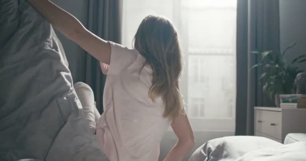 Vit Ung Kvinna Vaknar Tidigt Morgonen Sovrummet Stiger Upp Och — Stockvideo