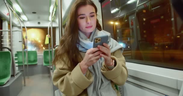Portret Młodej Pięknej Kobiety Podróżującej Autobusem Pomocą Smartfona Sprawdzającego Uśmiechnięte — Wideo stockowe