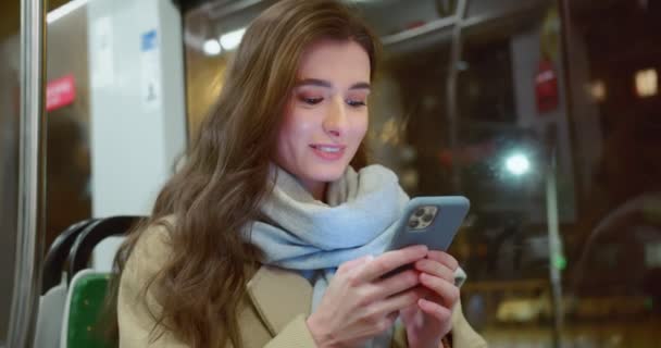 Detailní Portrét Roztomilé Mladé Bělošky Dojíždějící Autobusech Kontrolující Sociální Média — Stock video