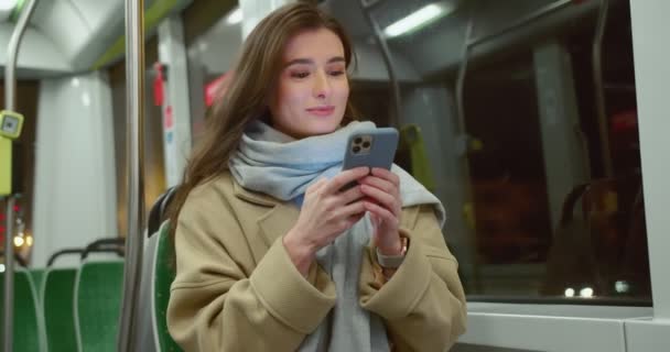 Retrato Una Encantadora Joven Sentada Viajando Autobús Mirando Ventana Comunicándose — Vídeo de stock