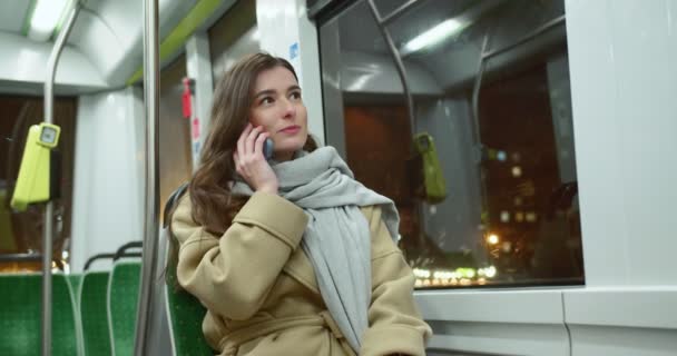 Porträtt Glad Vacker Kaukasisk Ung Kvinna Pendla Med Buss Talar — Stockvideo