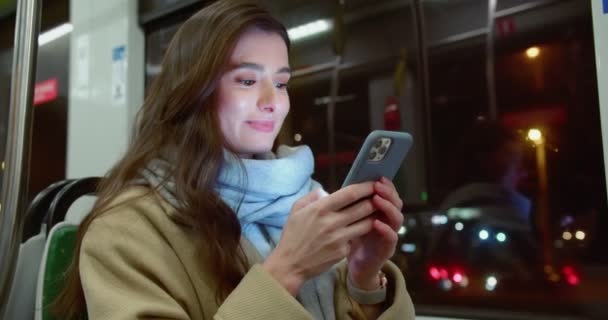 Yakın Plan Beyaz Kadın Portresi Akıllı Telefondan Gülümseyen Otobüste Mesajlaşıyor — Stok video