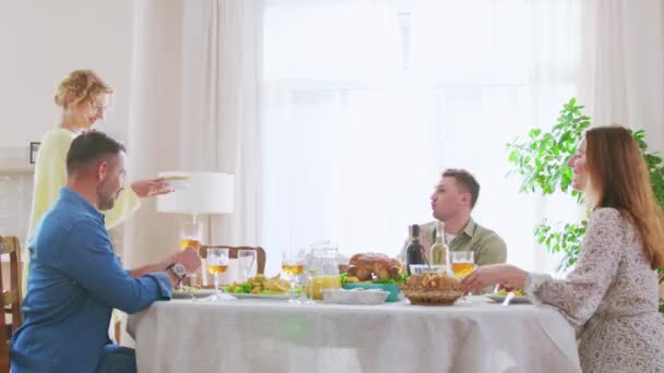 Jóvenes Amigos Cenando Casa Divirtiéndose Comiendo Bebiendo Pasando Tiempo Juntos — Vídeos de Stock