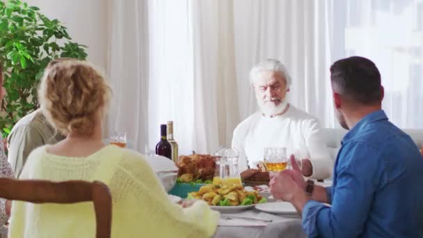 Família Feliz Tomando Café Manhã Bebendo Passar Tempo Juntos Avô — Vídeo de Stock