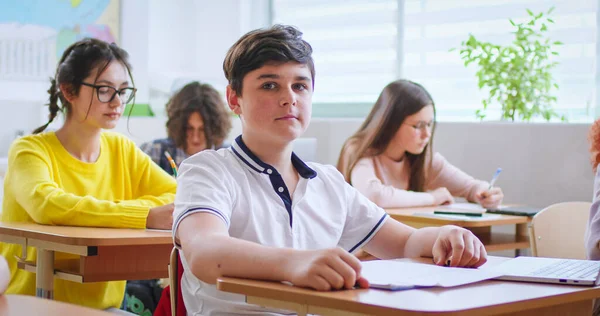 Portrait Gentil Adolescent Caucasien Écolier Intelligent Dans Des Lunettes Assis — Photo