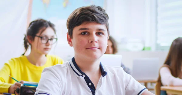 Portrait Gentil Adolescent Caucasien Heureux Écolier Intelligent Assis Bureau Dans — Photo