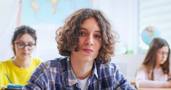 Portrait Adolescent Caucasien Aux Cheveux Longs Regardant Caméra Tout Étant — Photo
