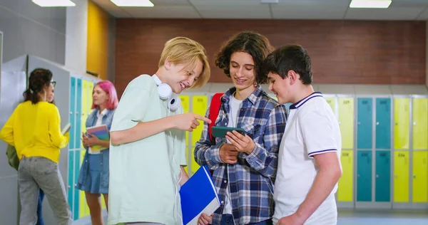 Grupo Três Meninos Assistindo Filme Smartphone Digital Durante Intervalo Corredor — Fotografia de Stock